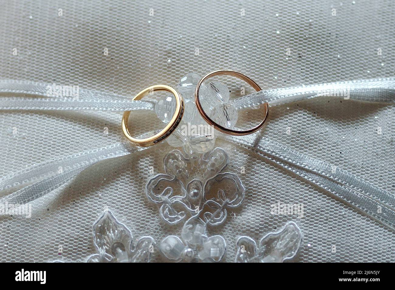 Cojín anillo de bodas imágenes resolución - Alamy