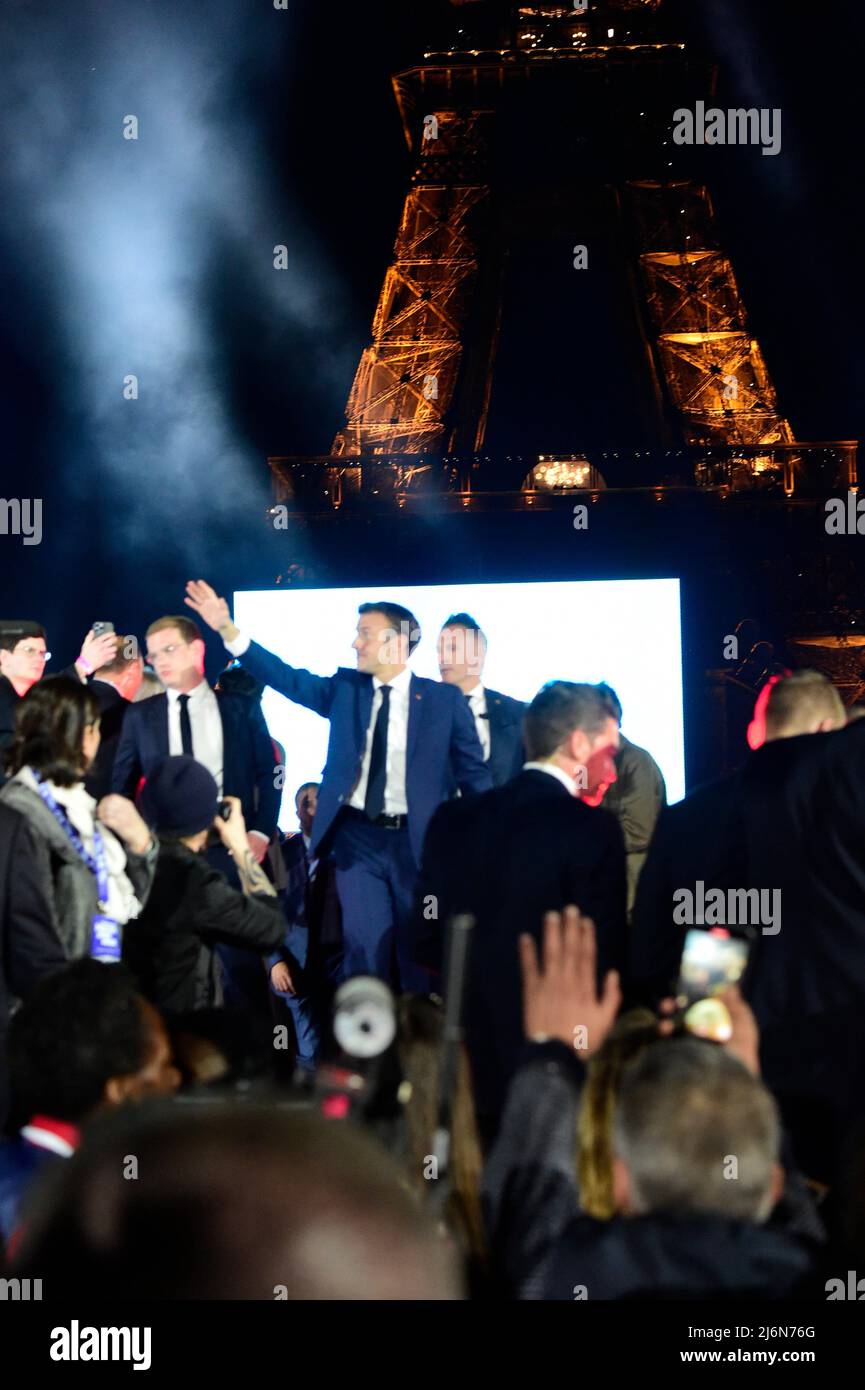 Emmanuel Macron fue elegido para un segundo mandato como presidente francés. Celebración de su victoria en el Champ de Mars de París, el 24 de abril de 2022. Foto de stock
