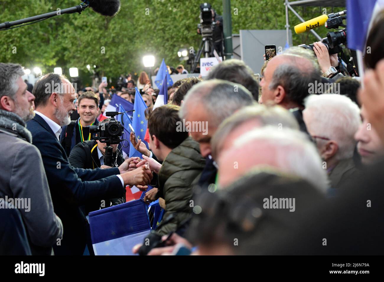 Emmanuel Macron fue elegido para un segundo mandato como presidente francés. Celebración de su victoria en el Champ de Mars de París, el 24 de abril de 2022. Foto de stock