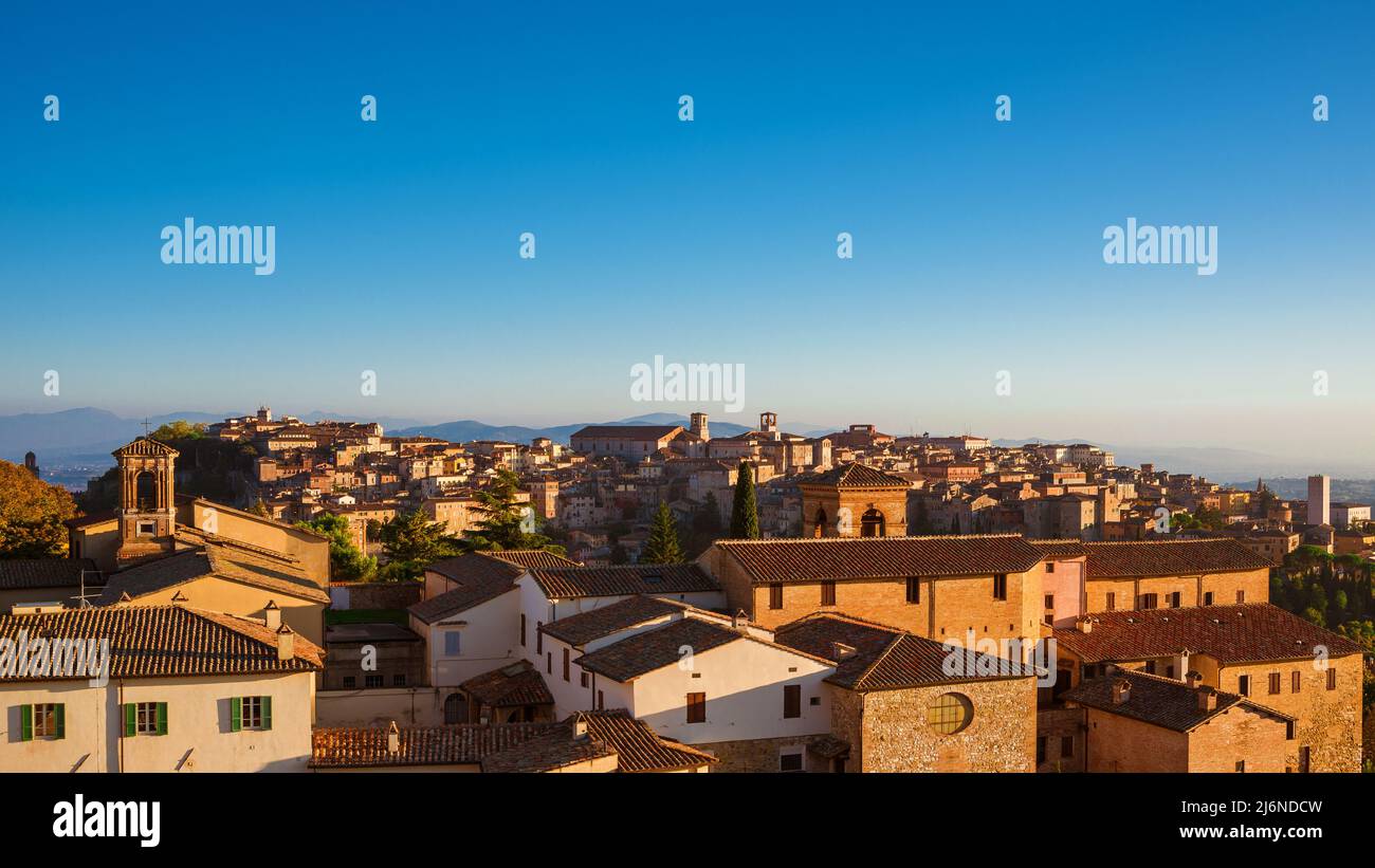 Perugia antiguo horizonte al atardecer con iglesias y torres medievales Foto de stock