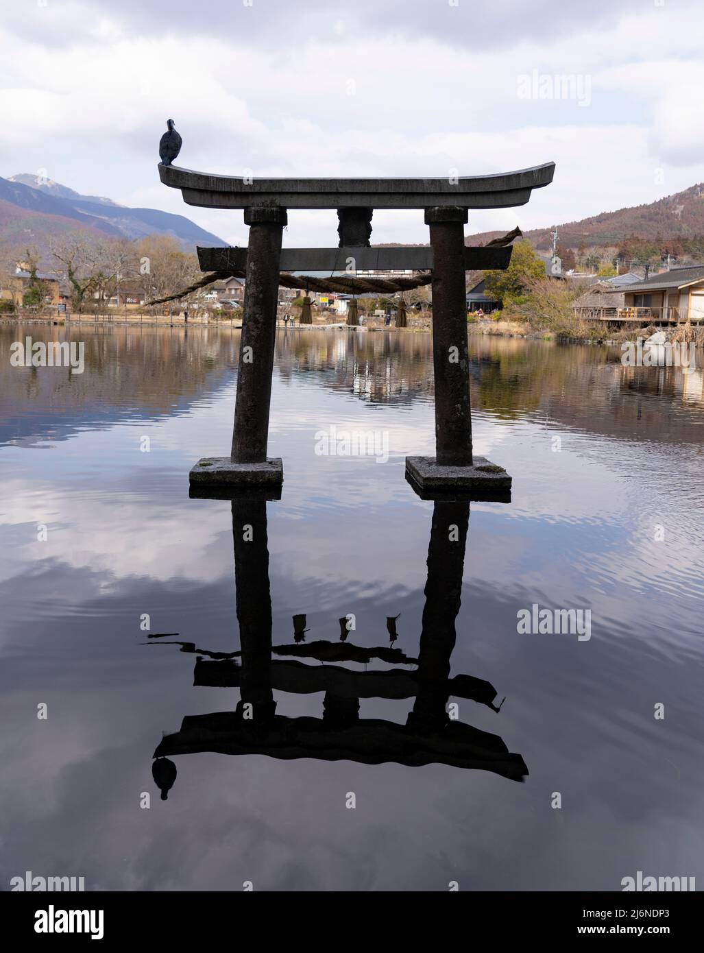 Santuario Tenso al lado del Lago Kinrinko, Yufuin, Oita, Kyushu, Japón Foto de stock