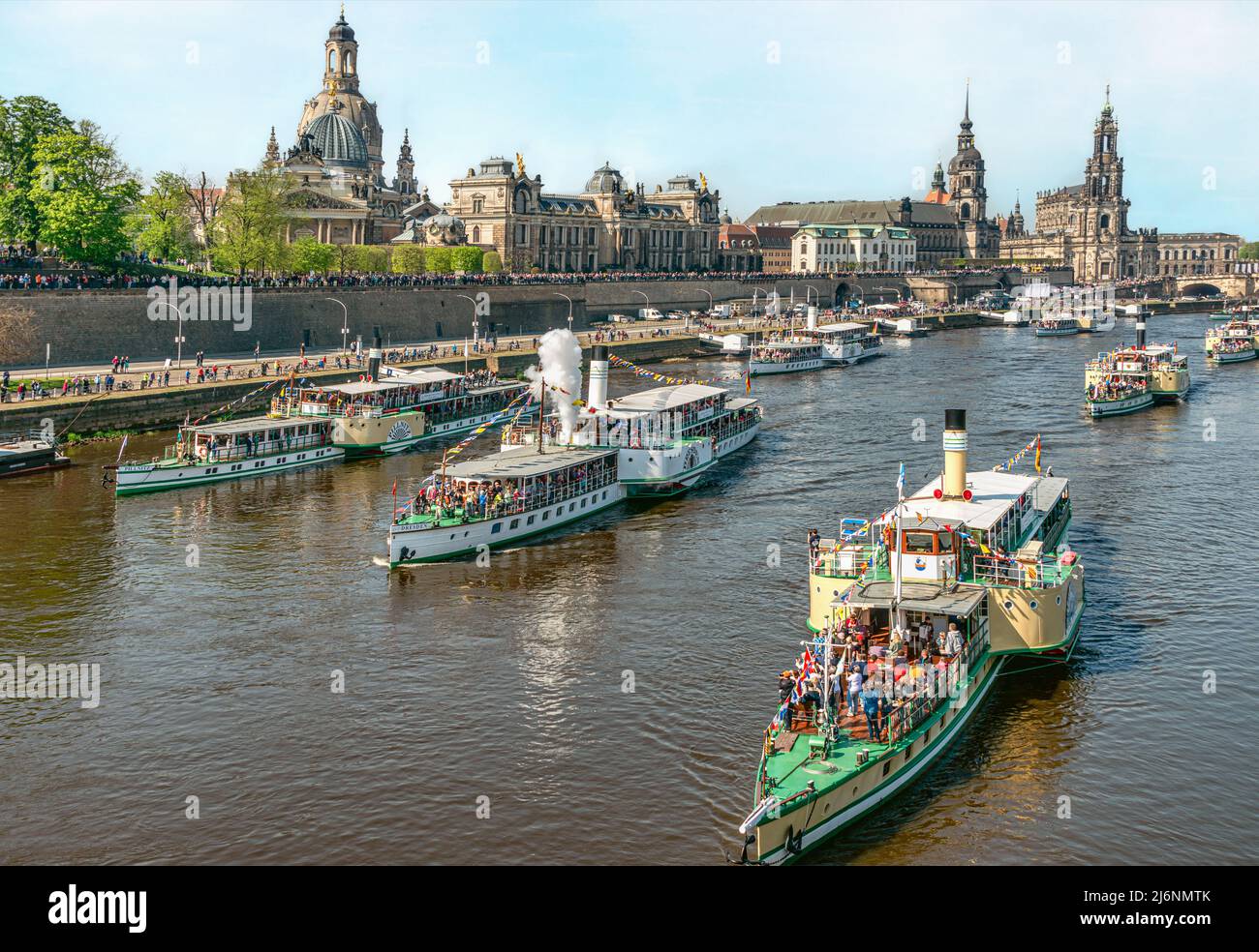 Desfile anual de barcos de vapor 2022 en el río Elbe, Dresden, Sajonia, Alemania Foto de stock