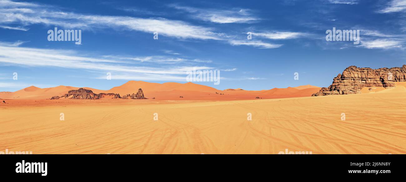 Dunas de arena y rocas del desierto del Sahara, Tadrart, Argelia Foto de stock