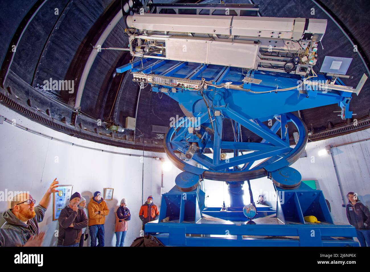 A los visitantes del Observatorio Pic du Midi, cerca de Bagneres de Bigorre, Francia, se les da una explicación sobre el funcionamiento del Multiple Coronagraph. Foto de stock