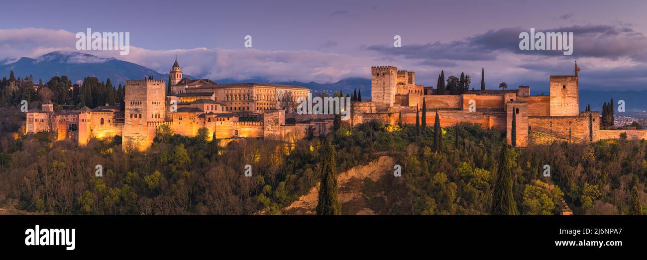 La Alhambra es un palacio y complejo de fortaleza situado en Granada, Andalucía. Es uno de los monumentos más famosos de la arquitectura islámica y. Foto de stock