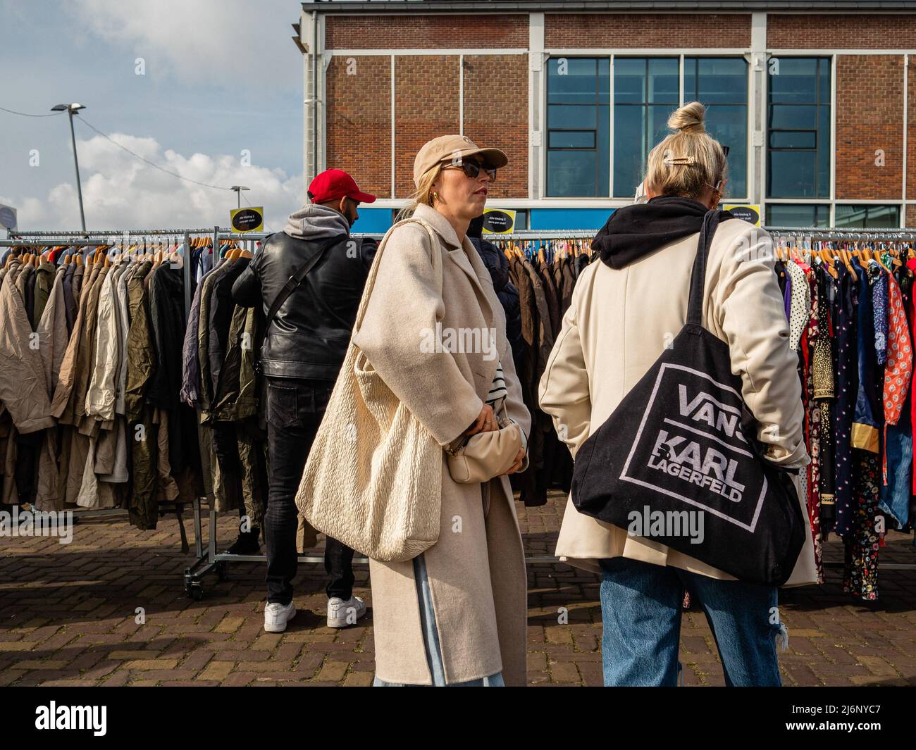 Ropa De Segunda Mano Gratis Fotos e Imágenes de stock - Alamy