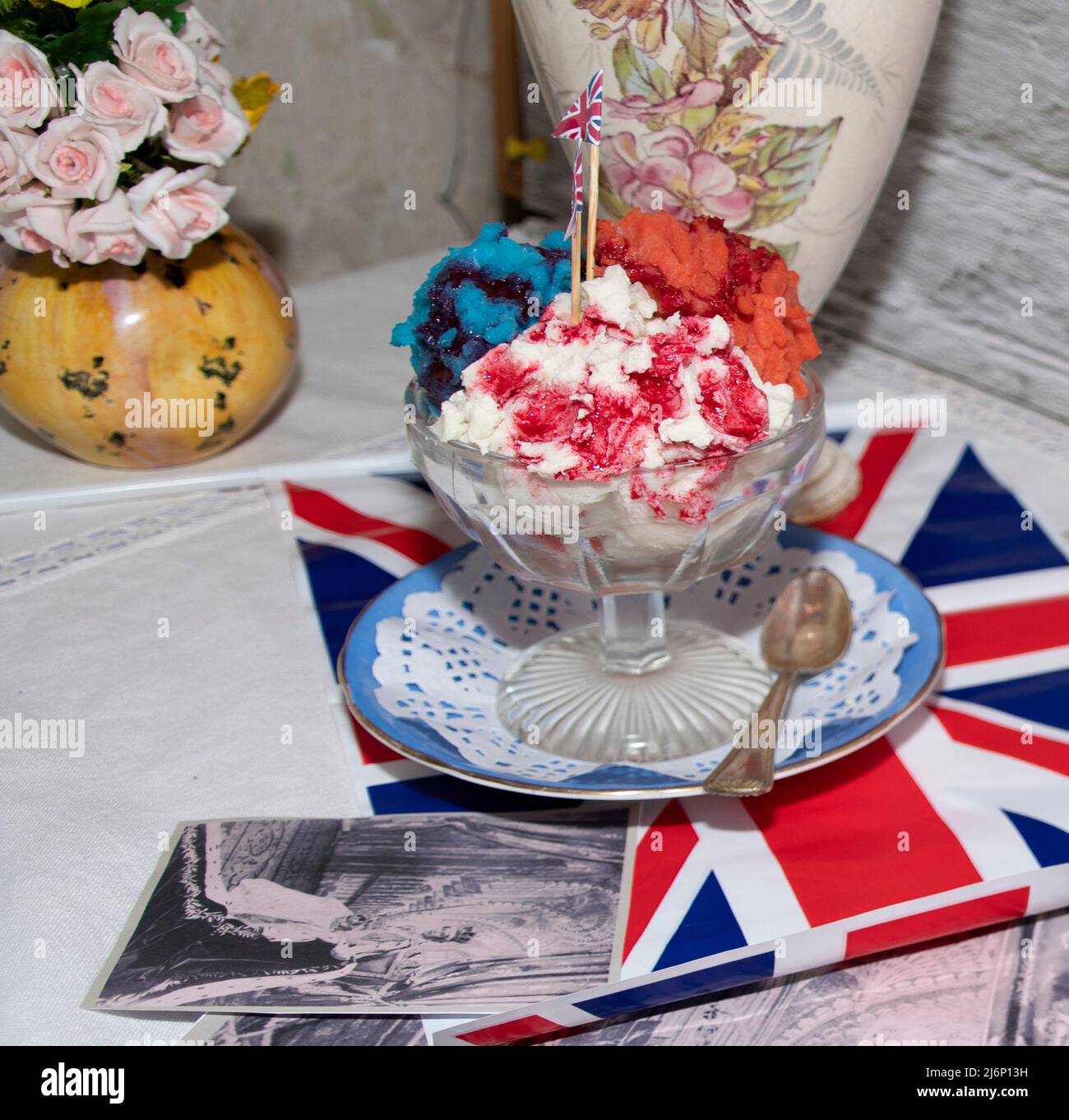 Queen Elizabeth II Platino Jubilee crema sundae calle fiesta comida rojo blanco y azul helado con celebración Unión Jack alimentos toppers en una w Foto de stock