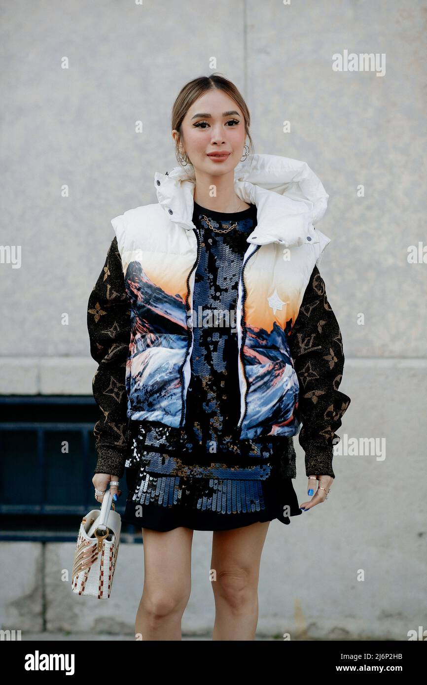 Karol G usó una bolsa Louis Vuitton de $4,000 en Nueva York  Trajes de  moda de invierno, Louis vuitton, Fotos de artistas famosos