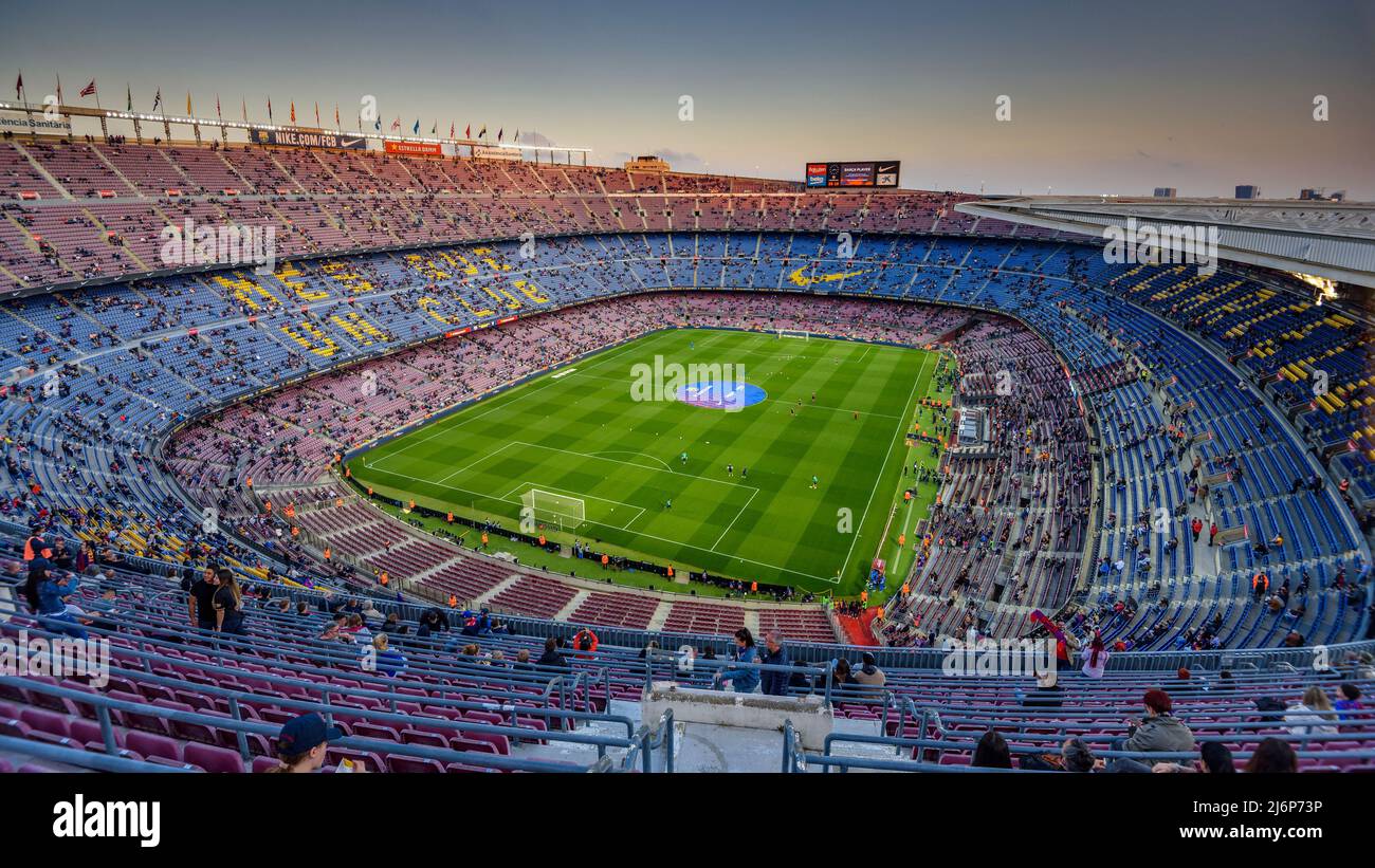 Vista panorámica del estadio Camp Nou al atardecer, en el día del partido  del primer equipo del FC Barcelona (Barcelona, Cataluña, España) ESP: Vista  del Camp Nou Fotografía de stock - Alamy