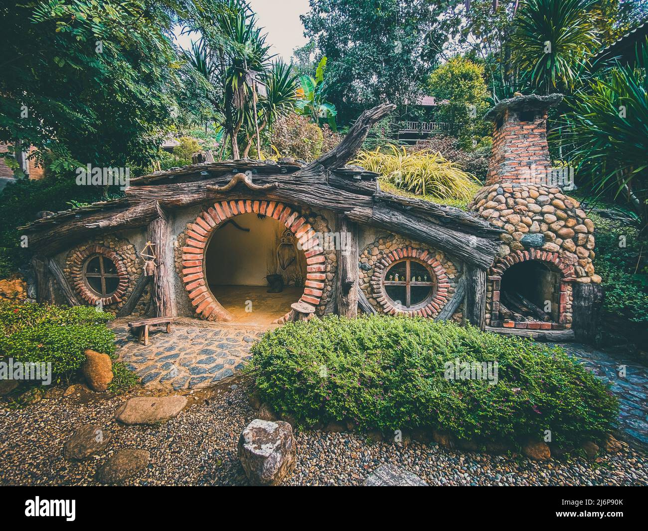 Hobbit casa en el bosque de Chiang Mai, Tailandia. Fotografías de alta calidad Foto de stock