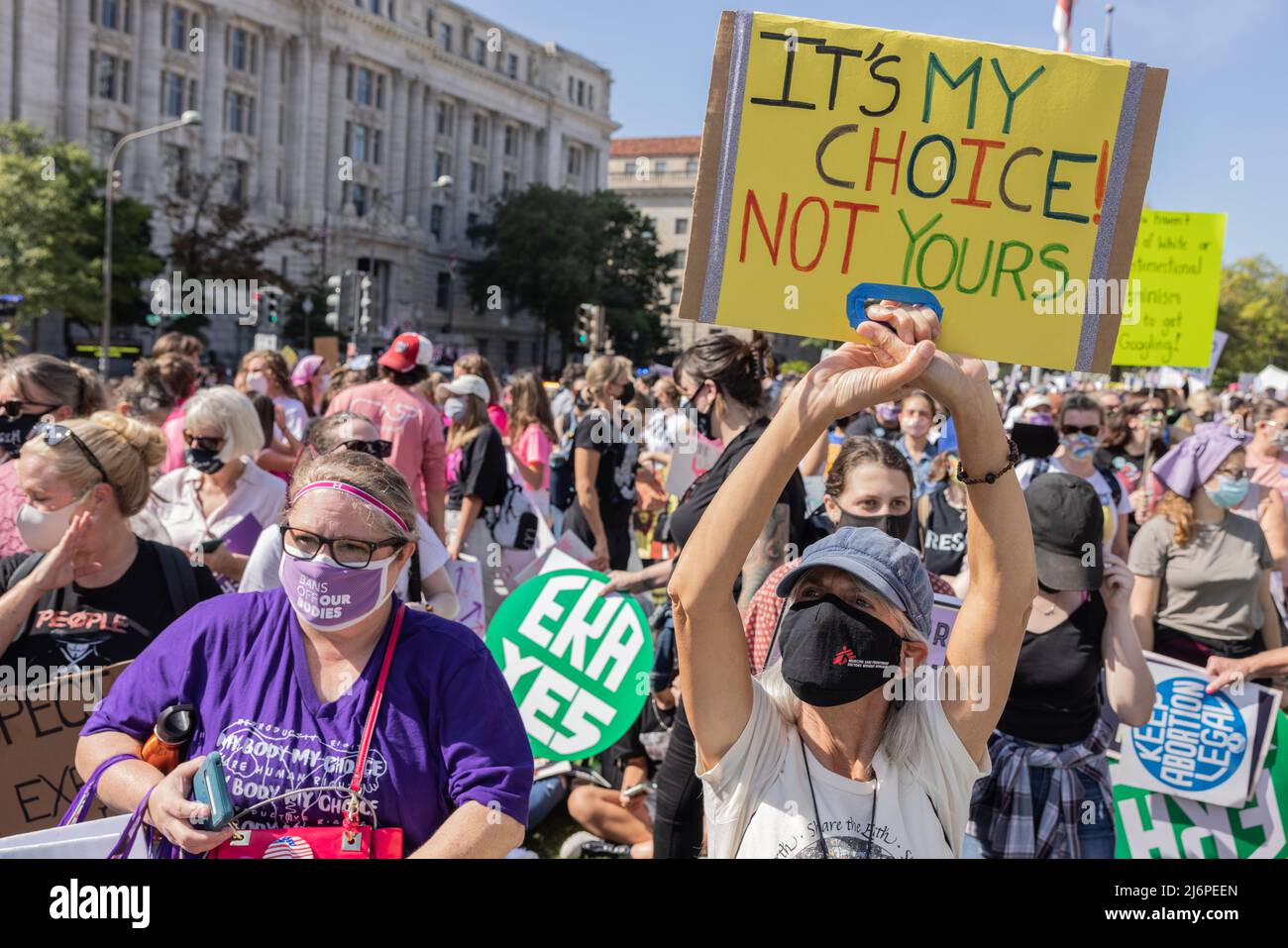 WASHINGTON, D.C. – 2 de octubre de 2021: Manifestantes se congregan en la Plaza de la Libertad de Washington, D.C., durante la Marcha de las Mujeres de 2021. Foto de stock