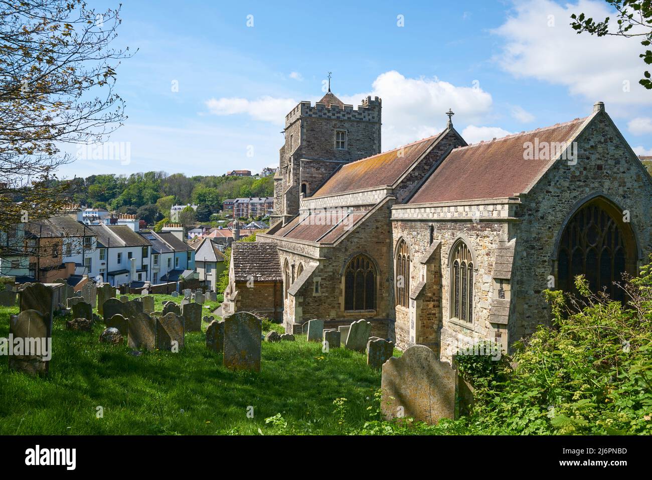 La histórica iglesia All Saints en Hastings Old Town, East Sussex UK, y los edificios de los alrededores Foto de stock