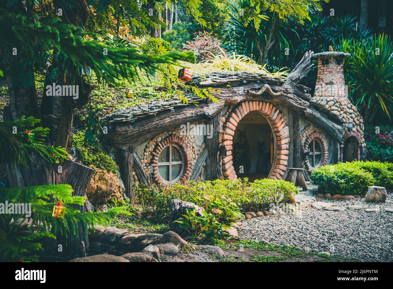 Hobbit casa en el bosque de Chiang Mai, Tailandia. Fotografías de alta calidad Foto de stock