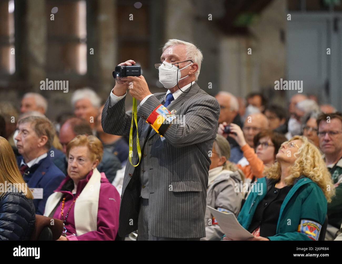 03 de mayo de 2022, Hamburgo: Miembros del Amicale belga, una asociación de supervivientes y familiares de antiguos prisioneros del campo de concentración, llevan un brazalete en las banderas nacionales de Bélgica, Durante la ceremonia de conmemoración en el Monumento Conmemorativo del Campo de Concentración de Neuengamme para conmemorar el 77th aniversario del fin de la guerra y la liberación de los prisioneros. Sobrevivientes así como asociaciones miembros de la Amicale Internationale KZ Neuengamme y otros familiares de ex prisioneros del campo de concentración de Neuengamme de Bélgica, Dinamarca, Alemania, Francia, Croacia, Países Bajos, Polonia y España y Ukra Foto de stock