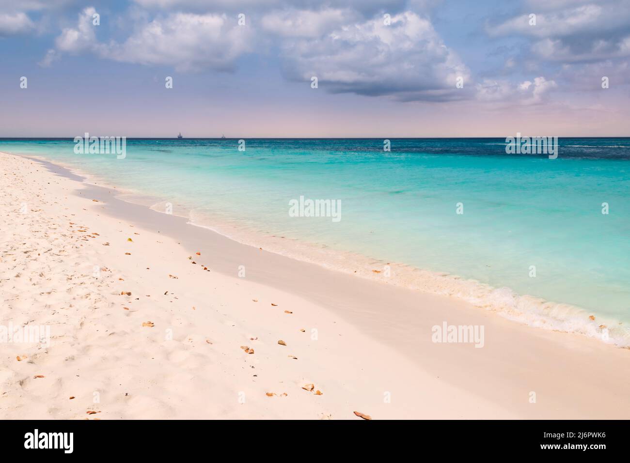 Hermosa playa Eagle en la isla Aruba. Foto de stock