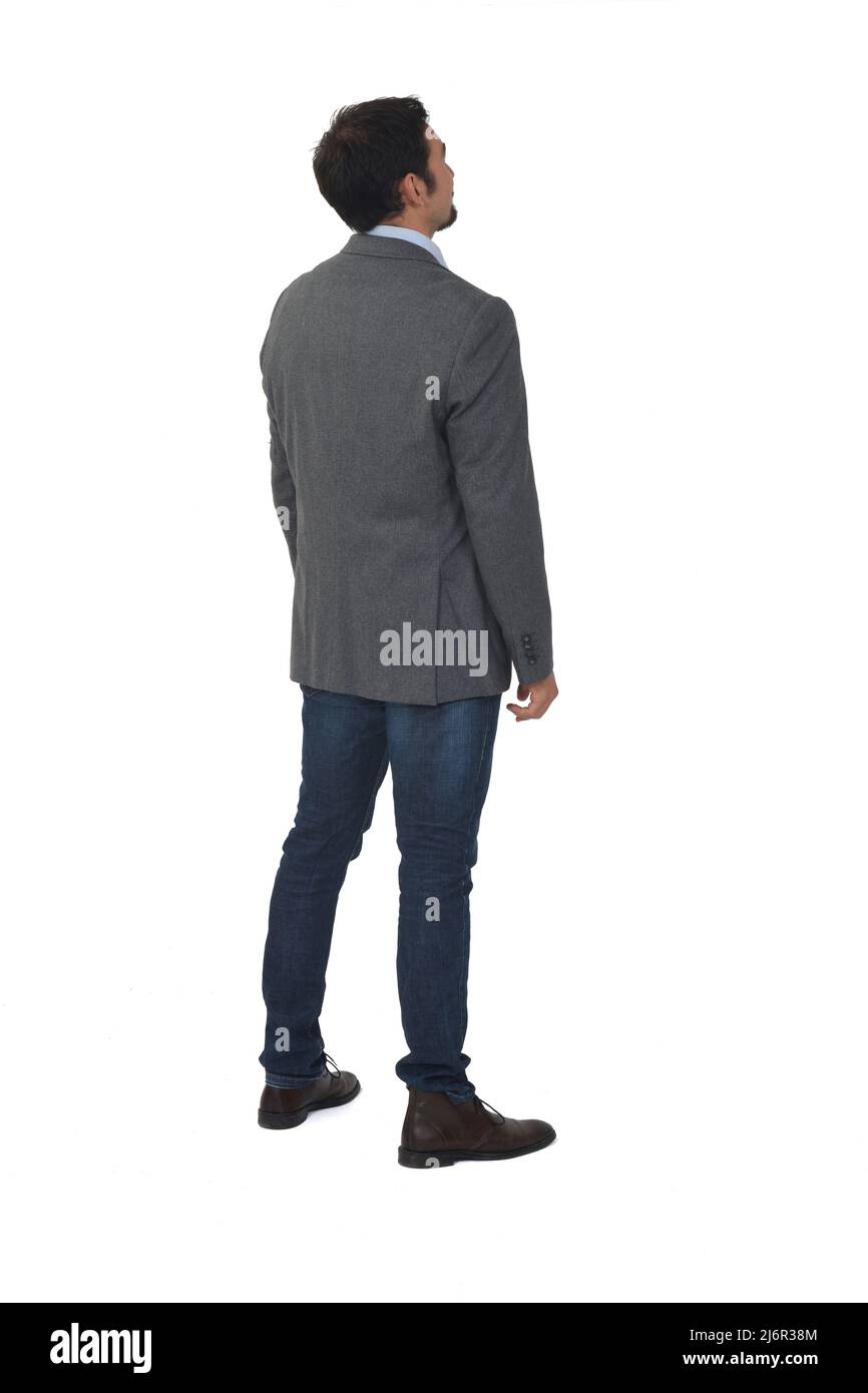 vista trasera de un hombre con blazer y jeans arriba sobre fondo blanco Fotografía - Alamy