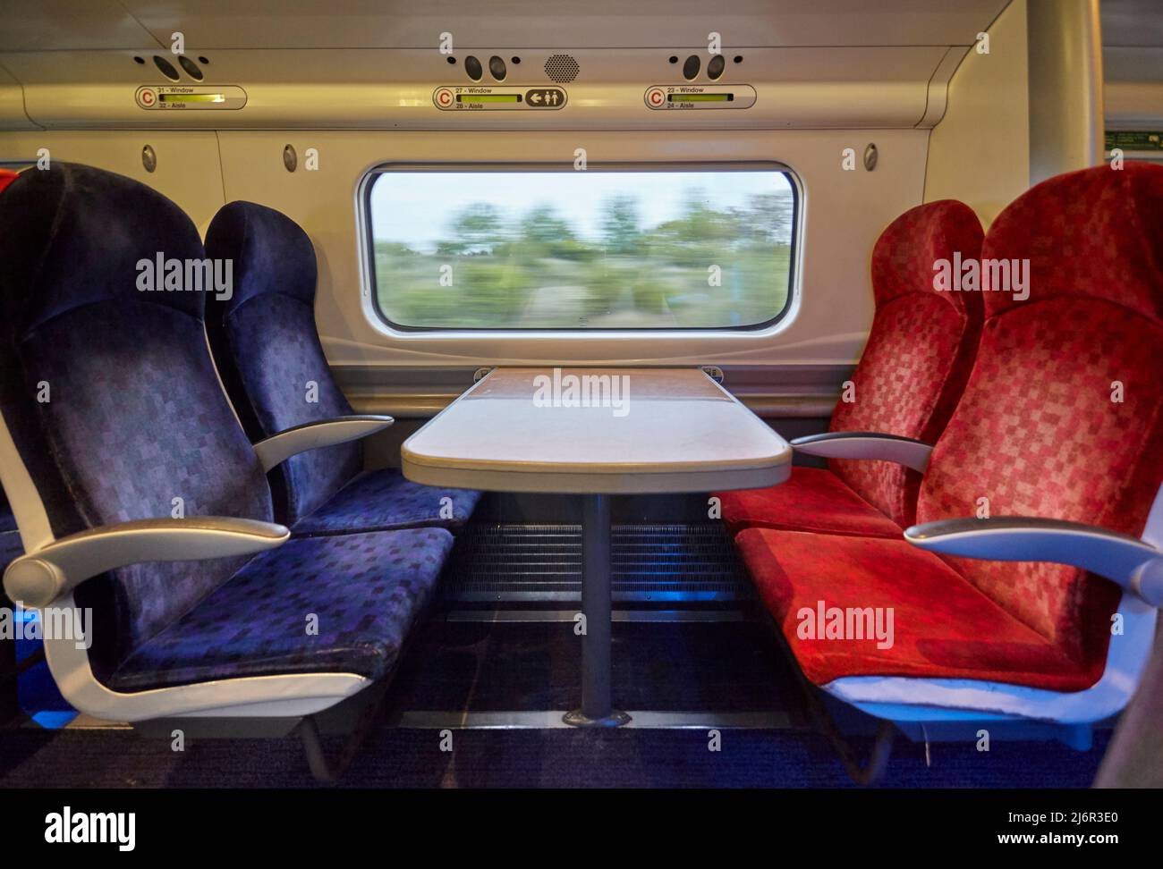 Interior de un tren Vigin en 2017 entre Londres y Birmigham. Foto de stock