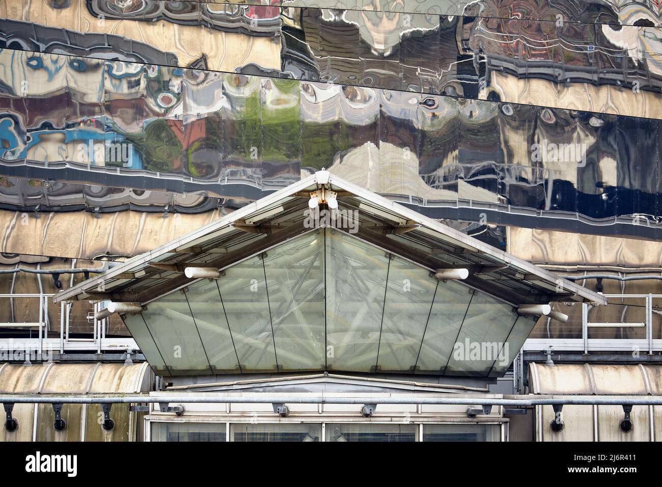 Detalle de fachada de espejo de Birmingham Grand Central y la estación de tren de New Street, Birmingham, Reino Unido Foto de stock