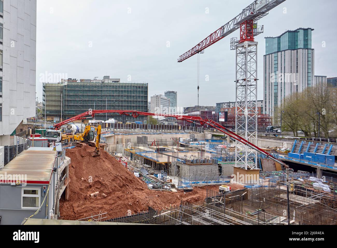 La fundación Aston Place trabaja durante la construcción en 2017, también llamada Dandara Living Arena Central Plot G Arena Central, Birmigham UK Foto de stock