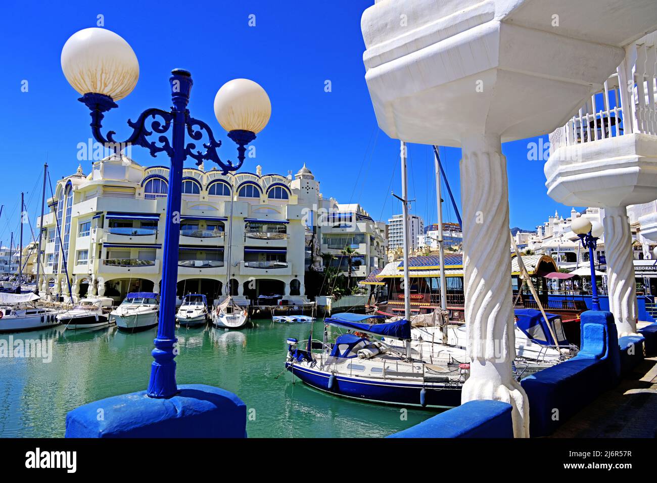 España Andalucía Málaga Benalmadena Marina tiendas y barcos contra el cielo  azul profundo Fotografía de stock - Alamy