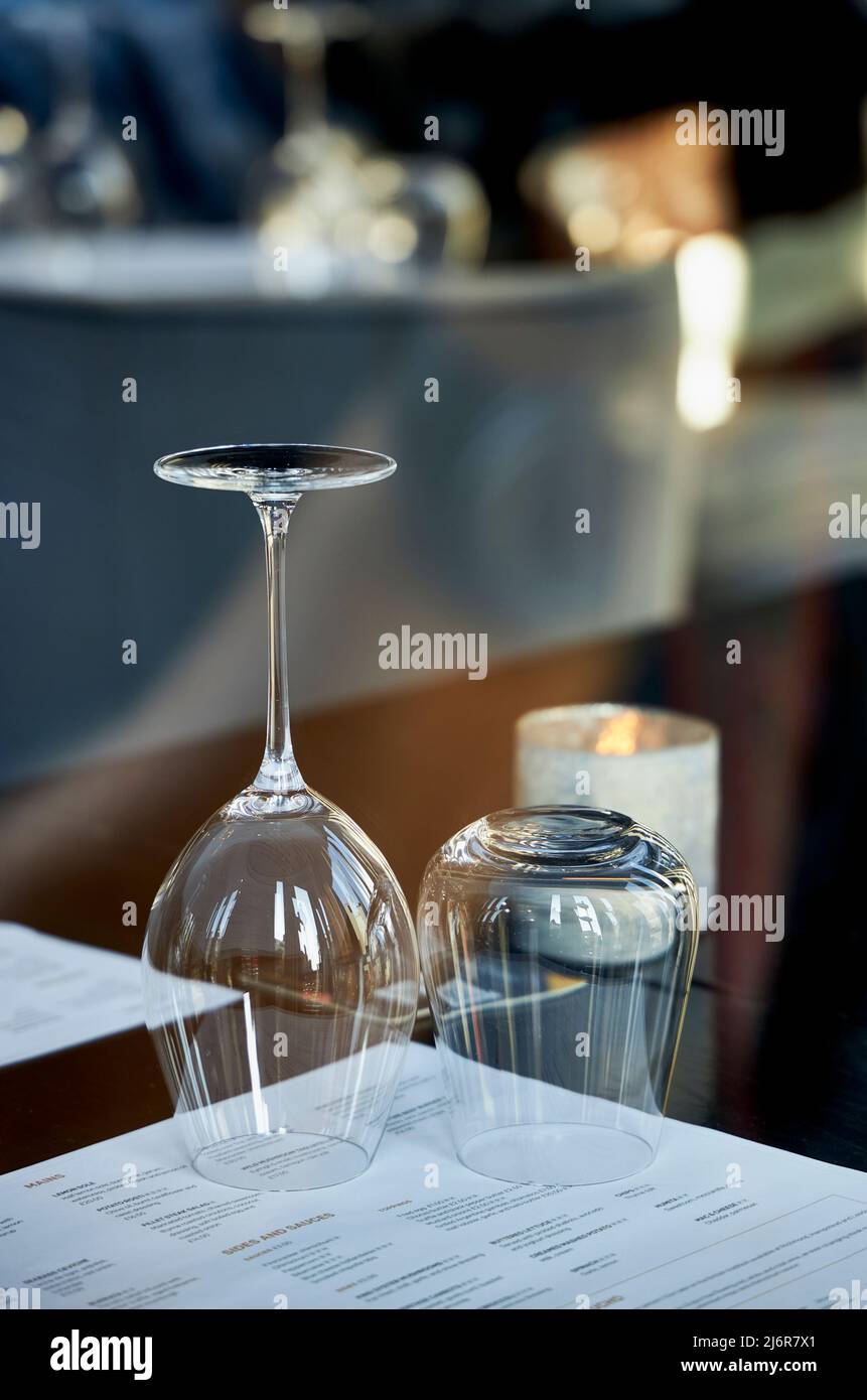 Wineglass en mesa de restaurante, Hampstead, Londres, Reino Unido. Foto de stock