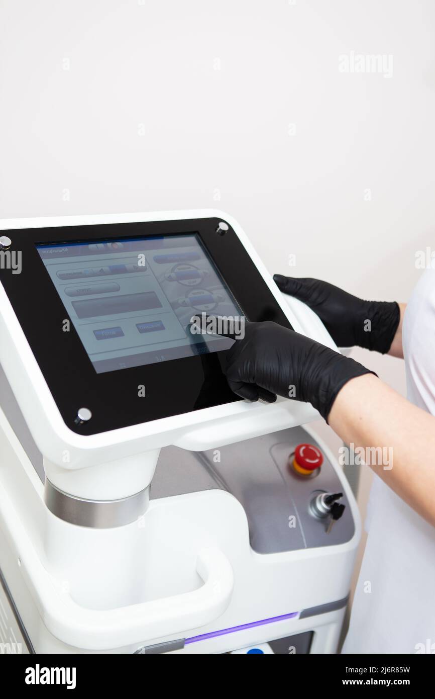 Máquina láser profesional para eliminar el vello, pantalla para configurar  el proceso de eliminación del vello. Cosmetología profesional, depilación  corporal. Concepto de cuidado corporal Fotografía de stock - Alamy