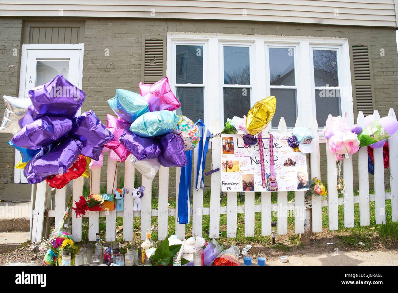 Memorial fuera de la casa de Shanaria Wilson, de 13 años, muerto a tiros el 24 de abril de 2022, Milwaukee, Wisconsin. Foto de stock