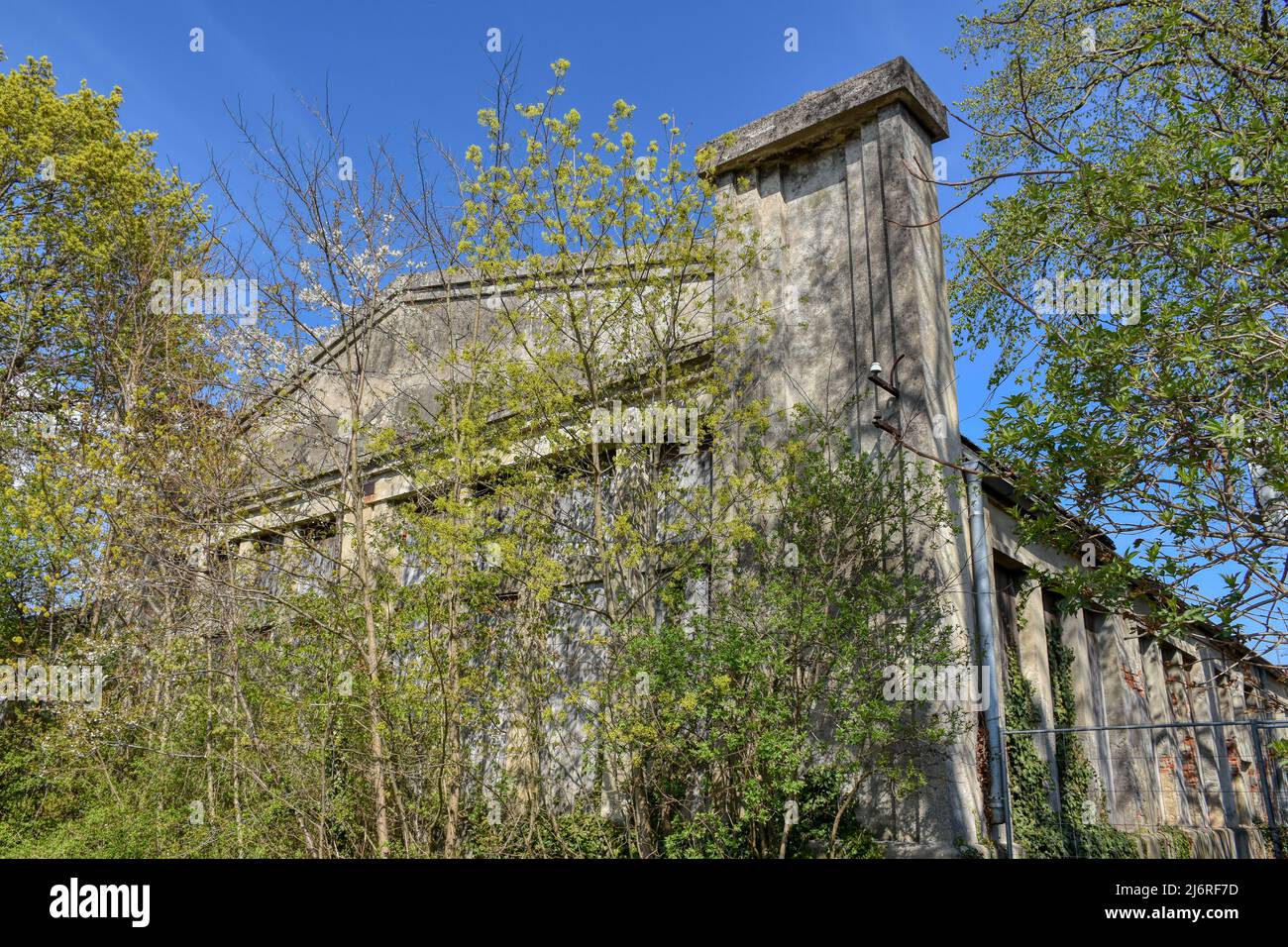 Lost Place, Urban Exploring, Gebäude, Fabrikhalle, Art Deco, Jahrhundertwende, stillgelegt, Bahnbetriebswerk, Reparaturwerkstätte, Jugendstil, Mariaze Foto de stock