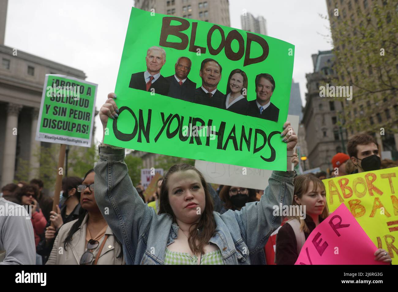 Una mujer sostiene un letrero durante una protesta a favor del aborto en Foley Square, después de la fuga de un proyecto de opinión mayoritaria escrito por el juez Samuel Alito que se prepara para que la mayoría de la corte revoque la histórica decisión de Roe contra Wade sobre los derechos al aborto más adelante este año, en la ciudad de Nueva York, Nueva York, EE.UU., 3 de mayo de 2022. REUTERS/Jeena Luna Foto de stock