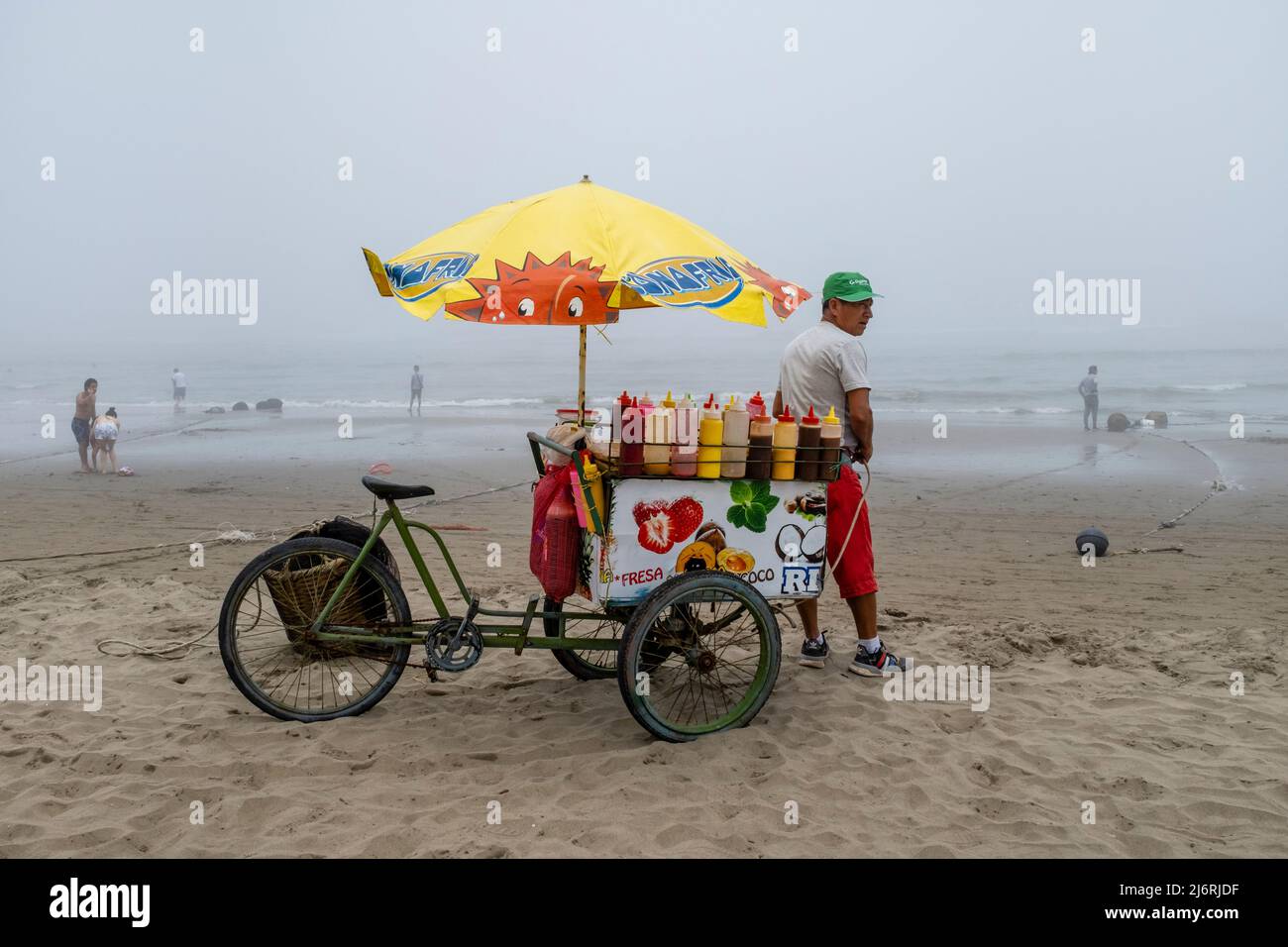 Vendedor de helados en la playa fotografías e imágenes de alta resolución -  Alamy