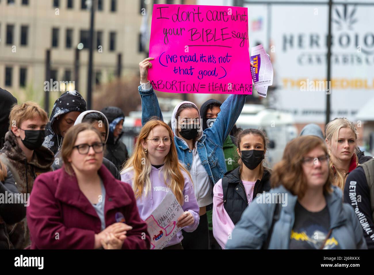 Detroit, Michigan EE.UU. - 3 de mayo de 2022 - Activistas por los derechos de las mujeres se reunieron en el tribunal federal para mantener legal el aborto. Un día antes, un proyecto de opinión filtrado de la Corte Suprema sugirió que es probable que la Corte anulara la histórica decisión Roe contra Wade, que en 1973 legalizó la mayoría de los abortos. Foto de stock