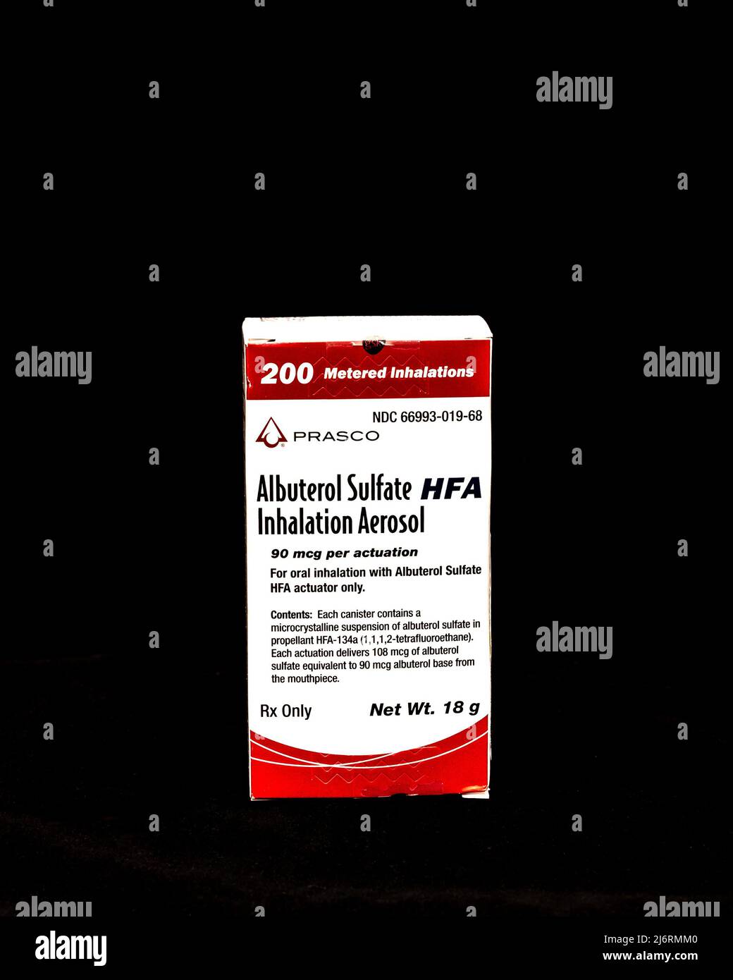 Foto de Albuterol Sulfate Inhalation Dispensador de aerosol, utilizado para tratar o prevenir el broncoespasmo en personas con enfermedad obstructiva reversible de las vías respiratorias. Foto de stock