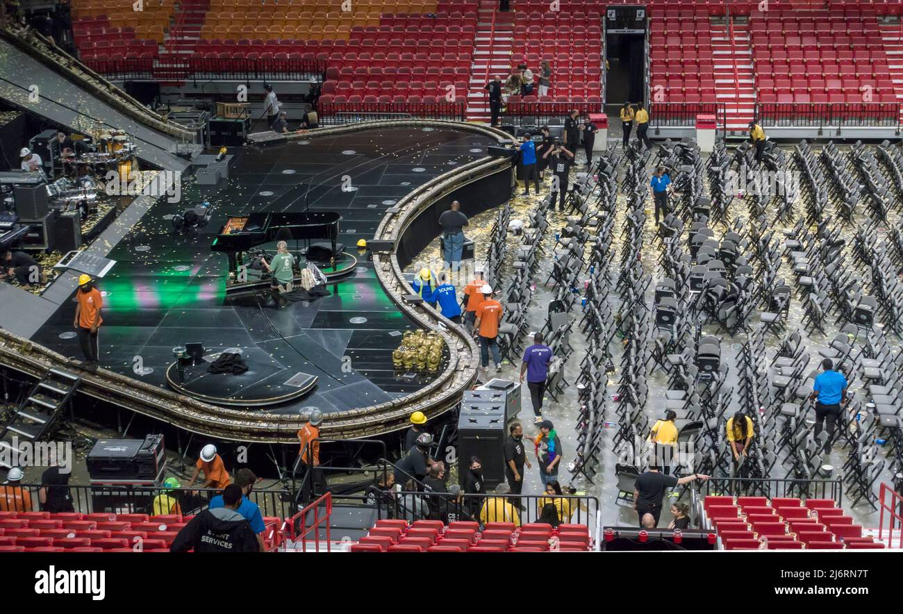 trabajadores desmantelando escenario y asientos después de un concierto pop Foto de stock