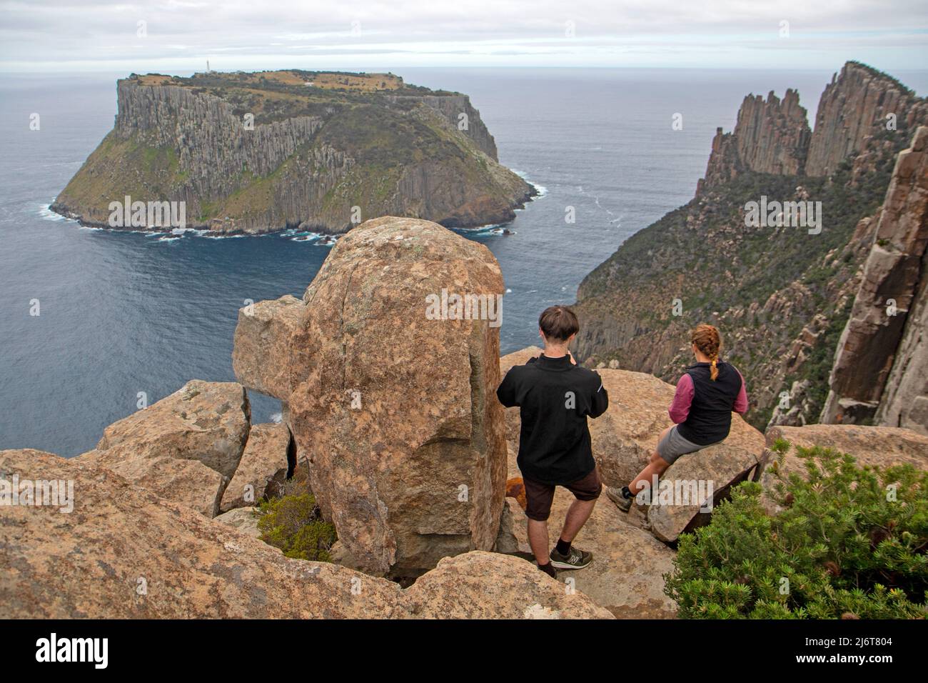 Excursionistas en Cape Pillar, con vistas a la Blade y la isla Tasman Foto de stock