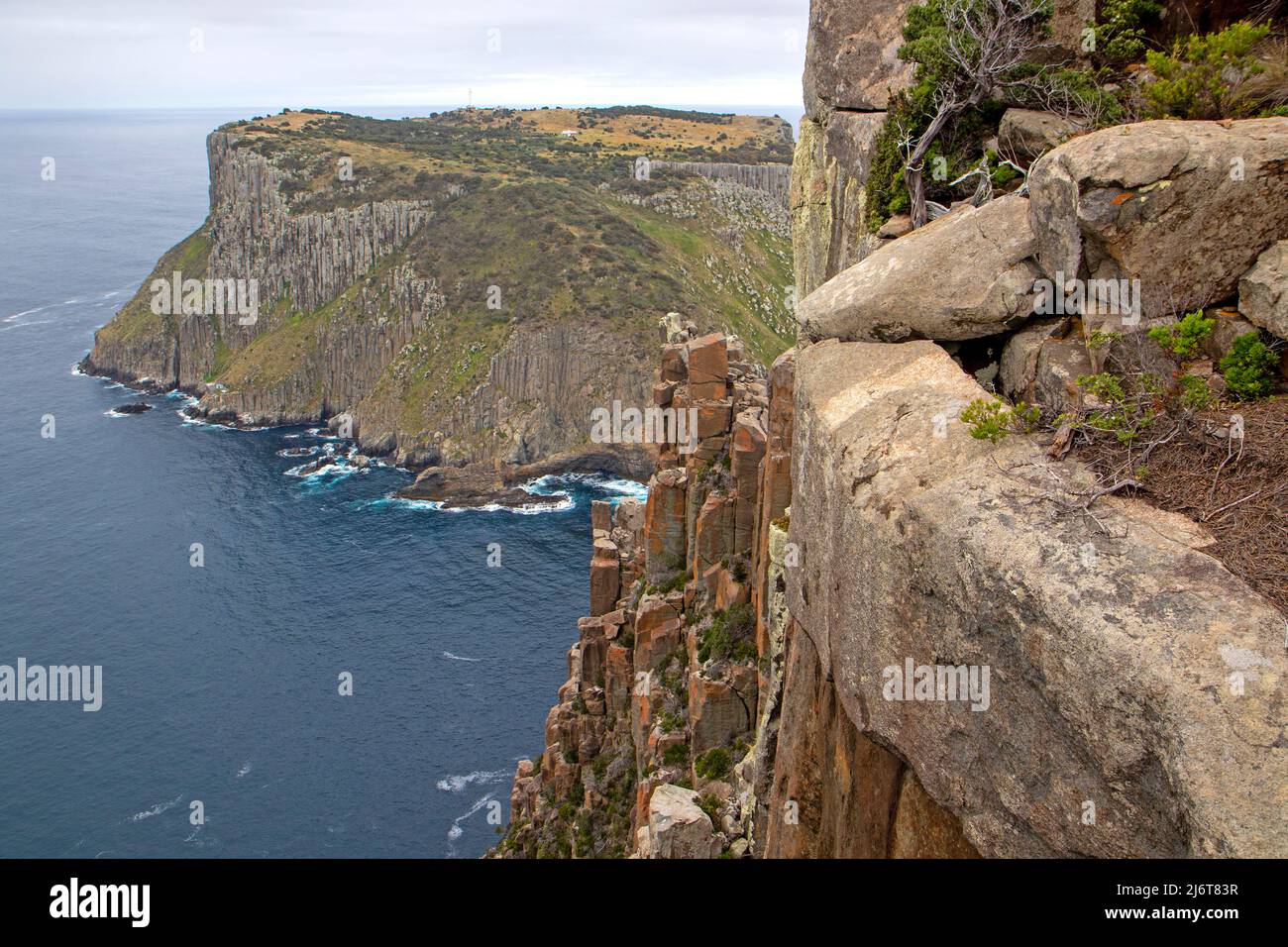 Vista a lo largo de los acantilados de Cape Pillar hasta la isla Tasman Foto de stock