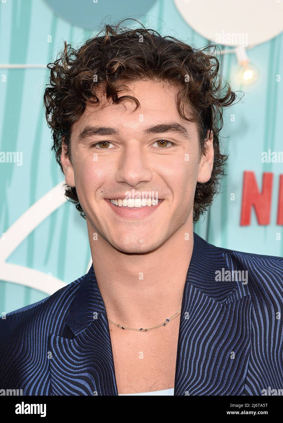 Belmont Calmeli caminando sobre la alfombra roja en el estreno mundial