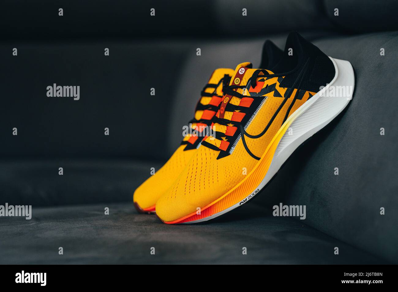 Zapatos nike amarillos fotografías e imágenes de alta resolución -