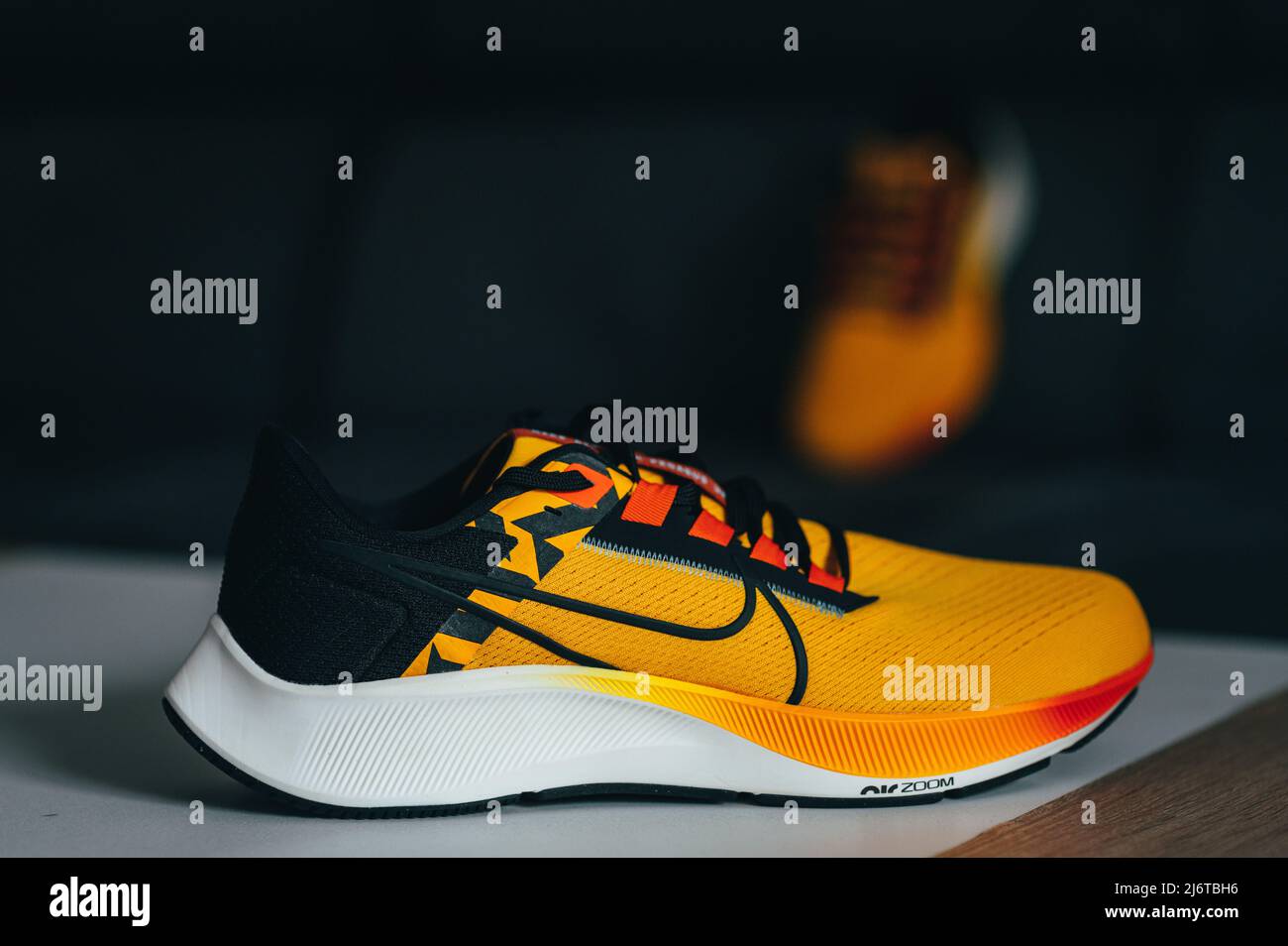 PARÍS, FRANCIA, MAYO DE 3. 2022: Zapatillas de running Nike Pegasus 38 en  colores amarillo, negro, rojo y naranja. Zapatos con espuma Zoom X  Fotografía de stock - Alamy