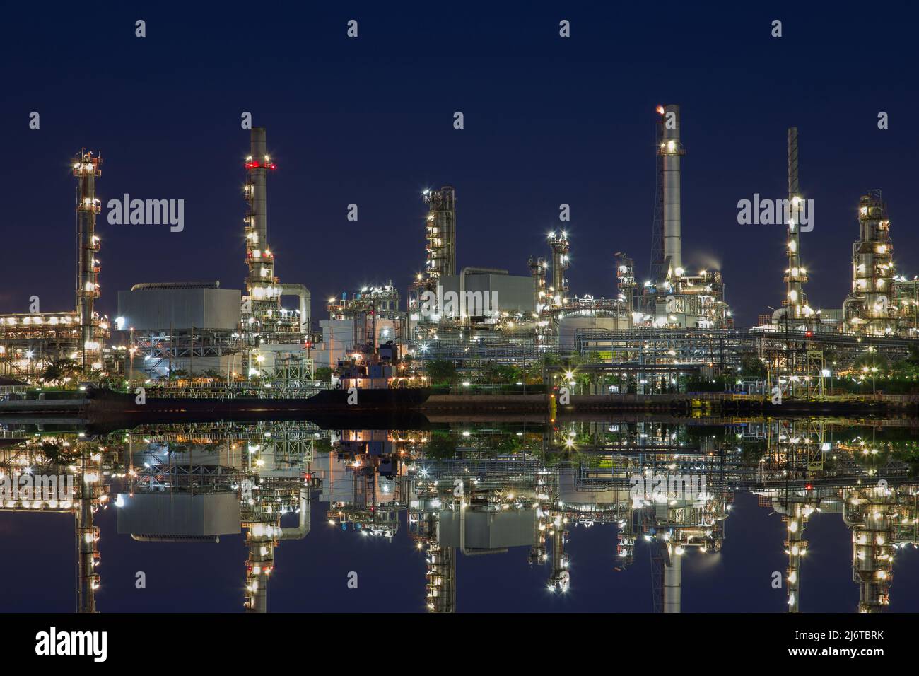 Río abajo de petróleo y gas costa adentro, refinería de petróleo y gas en Tailandia, río Chaophraya. Foto de stock