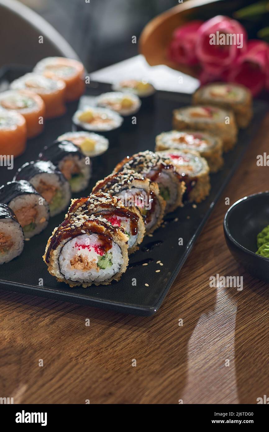 Juego de sushi en un restaurante sobre la mesa. Menú de sushi. Comida  japonesa Fotografía de stock - Alamy