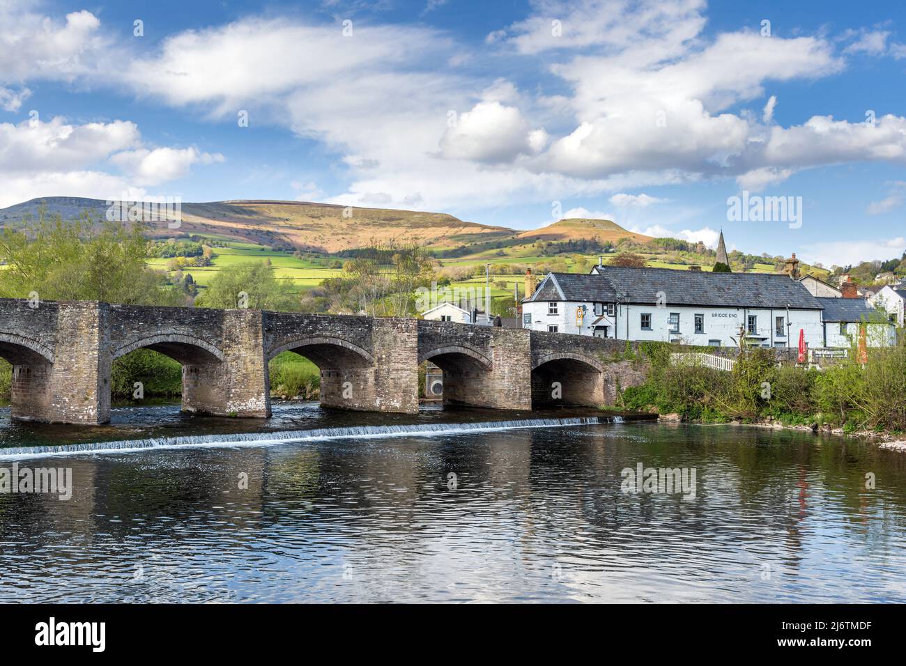 El Crickhowell Bridge, un puente de piedra del siglo 18th que atraviesa el río Usk en Crickhowell, Brecon Beacons, Powys, Gales. Foto de stock