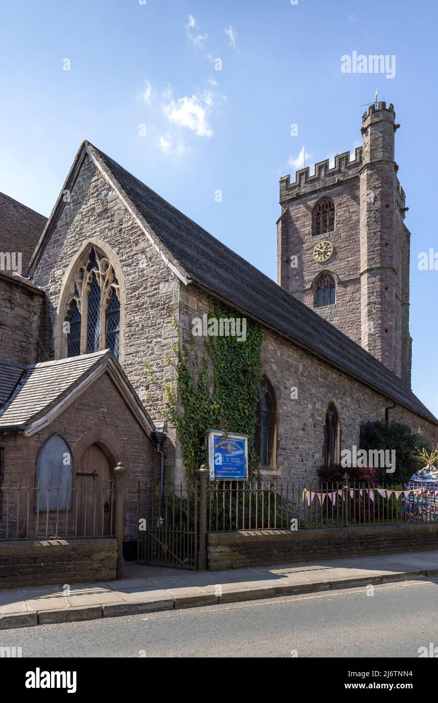 Iglesia Parroquial de St. Marys Church en el centro de Brecon, Powys, Gales del Sur, Reino Unido Foto de stock