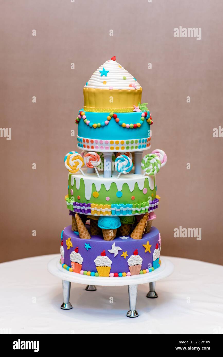Hermoso pastel de varios colores para niños de varias capas decoradas con  dulces Fotografía de stock - Alamy