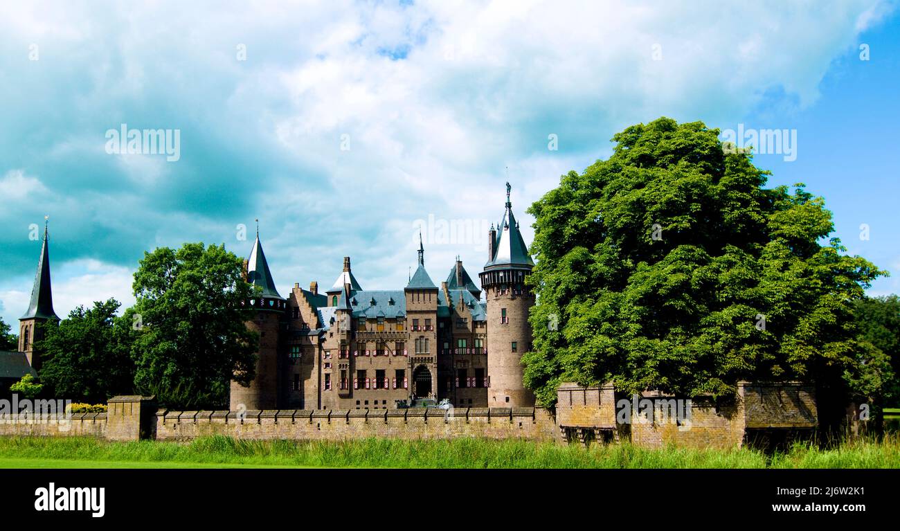 Castillo medieval De Haar desde el lado de la pradera contra el cielo nublado Outdoors. Utrecht, Países Bajos Foto de stock