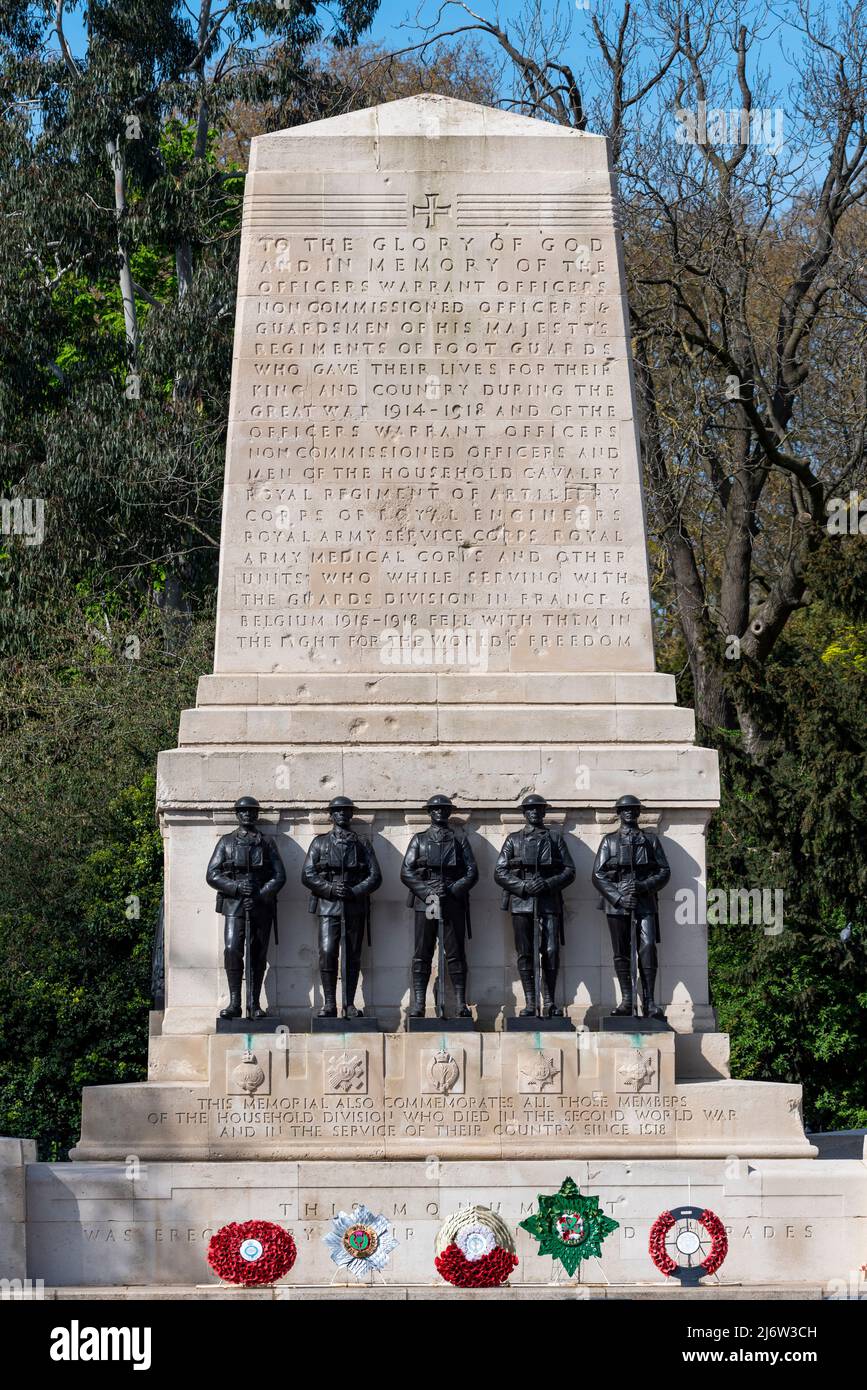 Guars Division War Memorial, o Guards Memorial, en Horse Guards Road, Londres, Reino Unido. Inscripción en piedra escrita por Rudyard Kipling. Esculturas de bronce Foto de stock