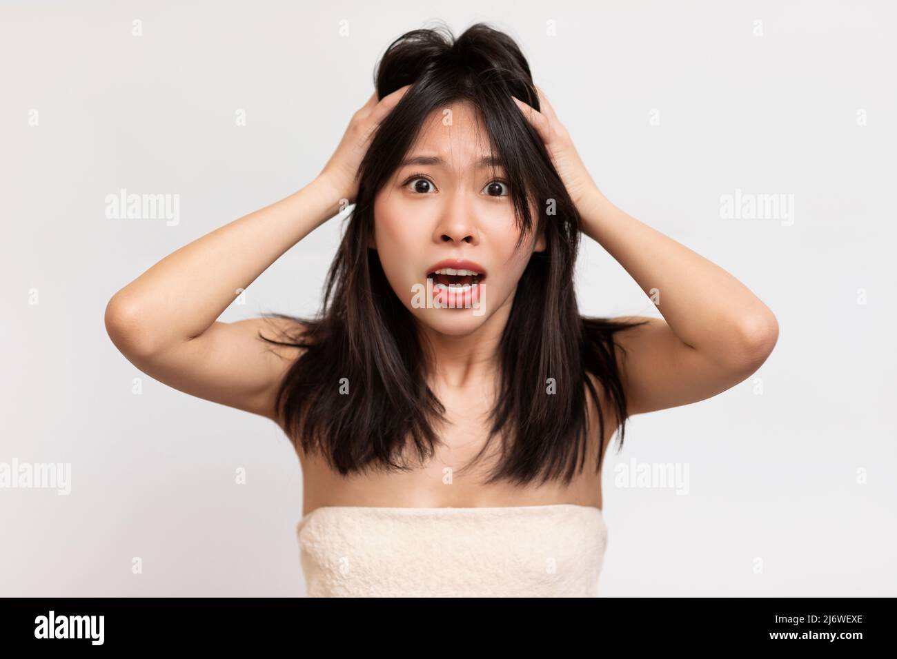 Mujer Agarrando Su Cabello Fotografías E Imágenes De Alta Resolución