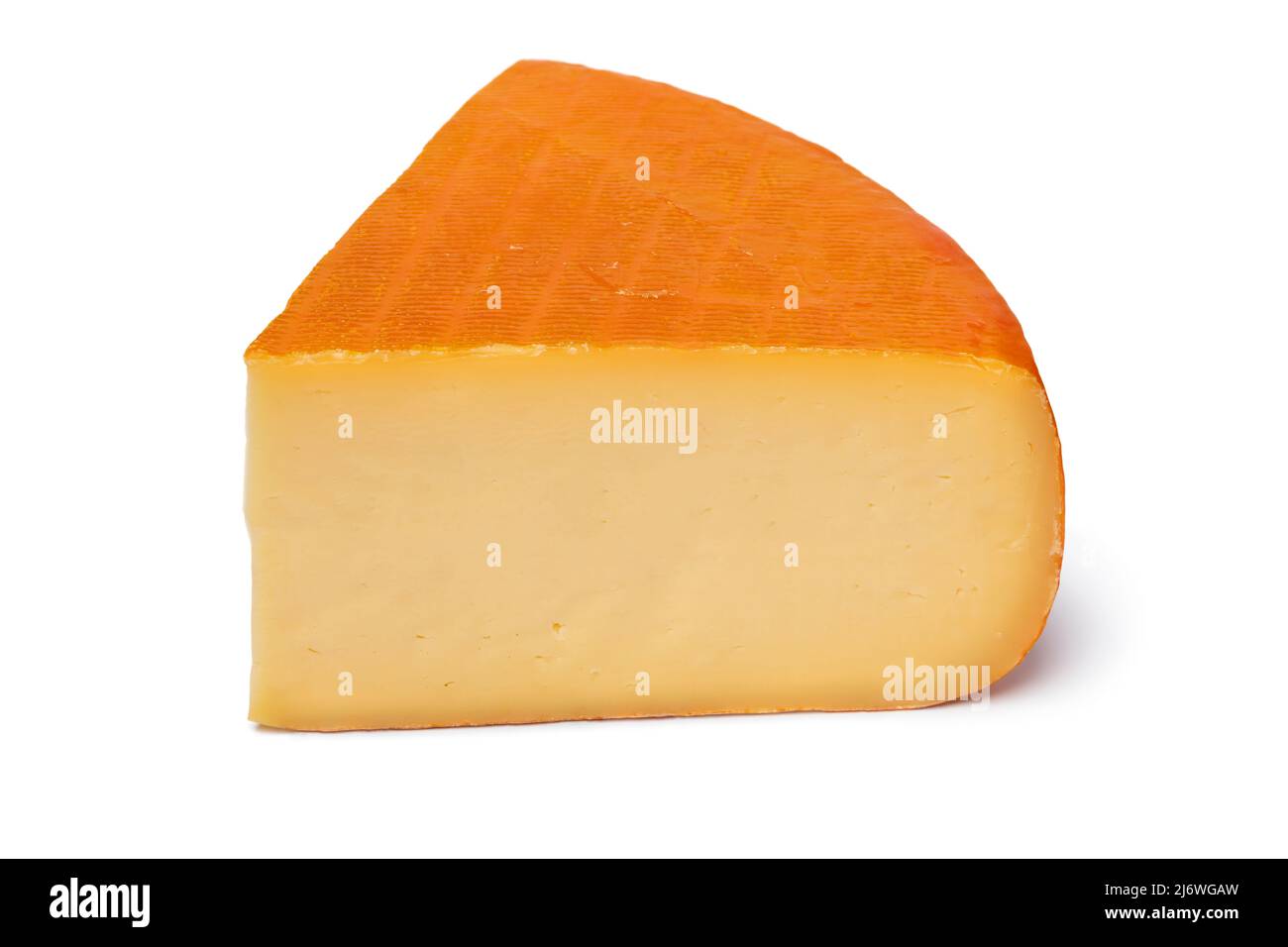 Trozo de queso holandés Kernhem aislado sobre fondo blanco de cerca Foto de stock
