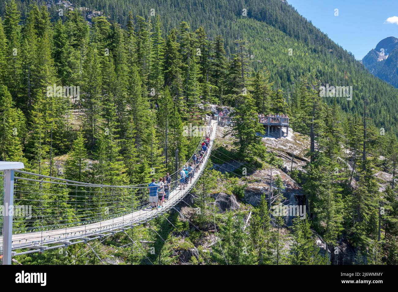 Los turistas caminan en el Sky Pilot Suspension Bridge Squamish B.C