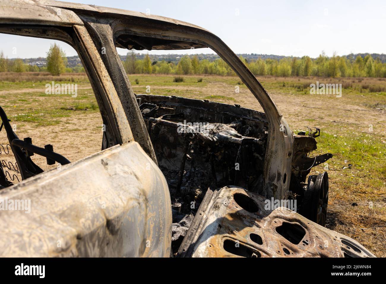 Newburn Reino Unido: 29th de abril de 2022: Un coche robado que ha sido quemado y vertido en un campo. Peugeot de coche pequeño con forma de 208, sin logotipo Foto de stock