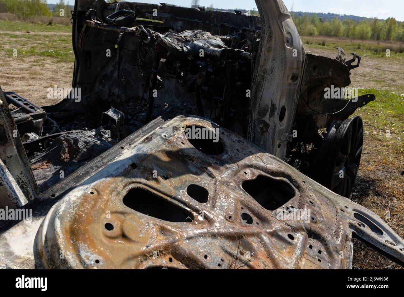 Newburn Reino Unido: 29th de abril de 2022: Un coche robado que ha sido quemado y vertido en un campo. Peugeot de coche pequeño con forma de 208, sin logotipo Foto de stock